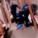 Un hombre intenta degollar a una mujer en el metro de Bruselas