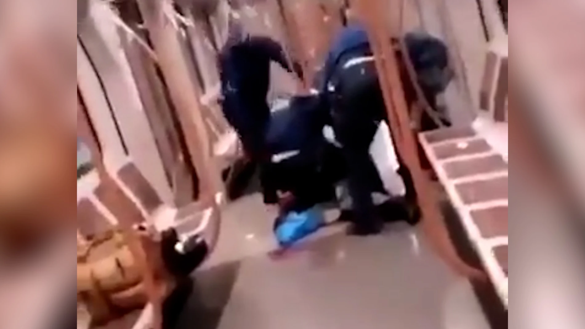 Un hombre intenta degollar a una mujer en el metro de Bruselas