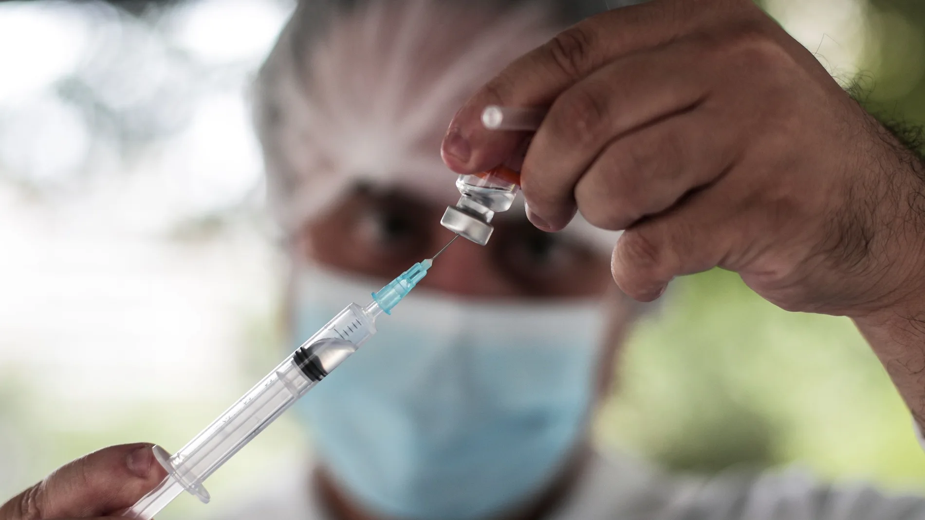 Un trabajador de la salud de Brasil prepara una dosis de la vacuna Sinovac