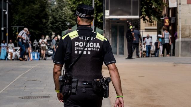Un agente de la Policía Local de Vic, caminando en la población