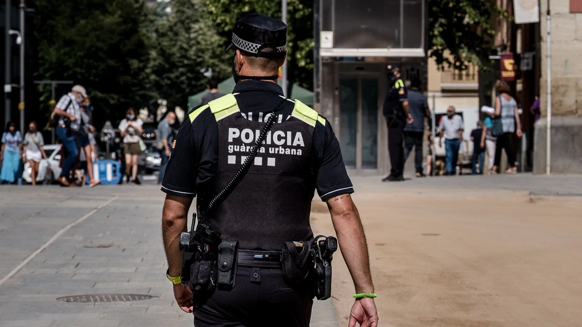 Un agente de la Policía Local de Vic, caminando en la población