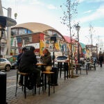 Varias mesas en una terraza del distrito de La Latina en Madrid (España)