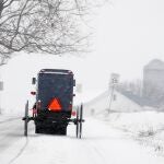 Un camión tratando de circular en las vías nevadas de Pensilvania