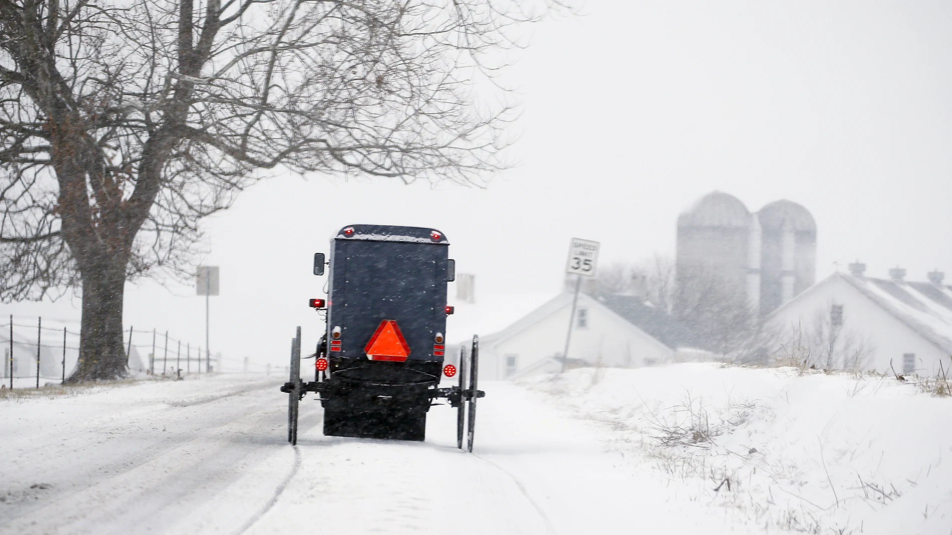 Un camión tratando de circular en las vías nevadas de Pensilvania