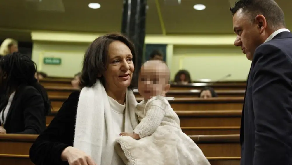 Carolina Bescansa acudió en 2016 al pleno del Congreso de los Diputados con su hijo