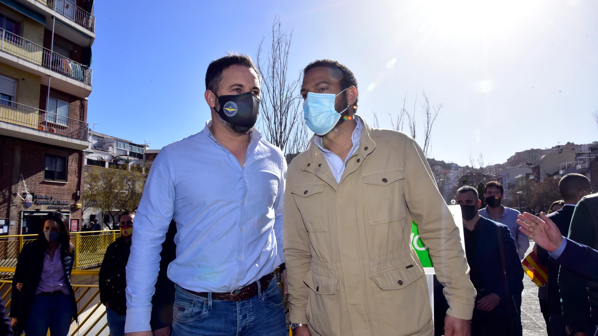 El presidente de VOX, Santiago Abascal (i) y el candidato de VOX a la presidencia de la Generalitat, Ignacio Garriga (d).