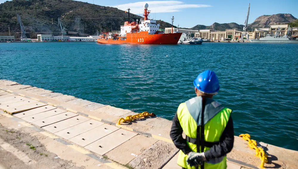 Un operario observa al Buque de Investigación Oceanográfica (BIO) 'Hespérides' a su llegada al puerto de Cartagena, Murcia (España), a 1 de febrero de 2021