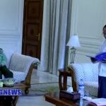 Imagen de la televisión estatal de Myanmar que muestra al presidente interino de Myanmar, Myint Swe (derecha), leyendo una declaración, junto al general Min Aung Hlaing