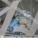 Personal sanitario con traje EPI durante el ingreso de un paciente covid-19 al nuevo Hospital de Emergencia Covid-19