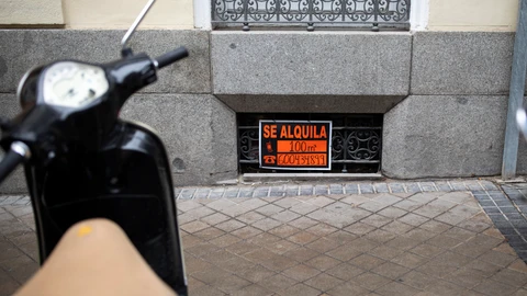 Cartel en una ventana de se alquila bajo sótano
