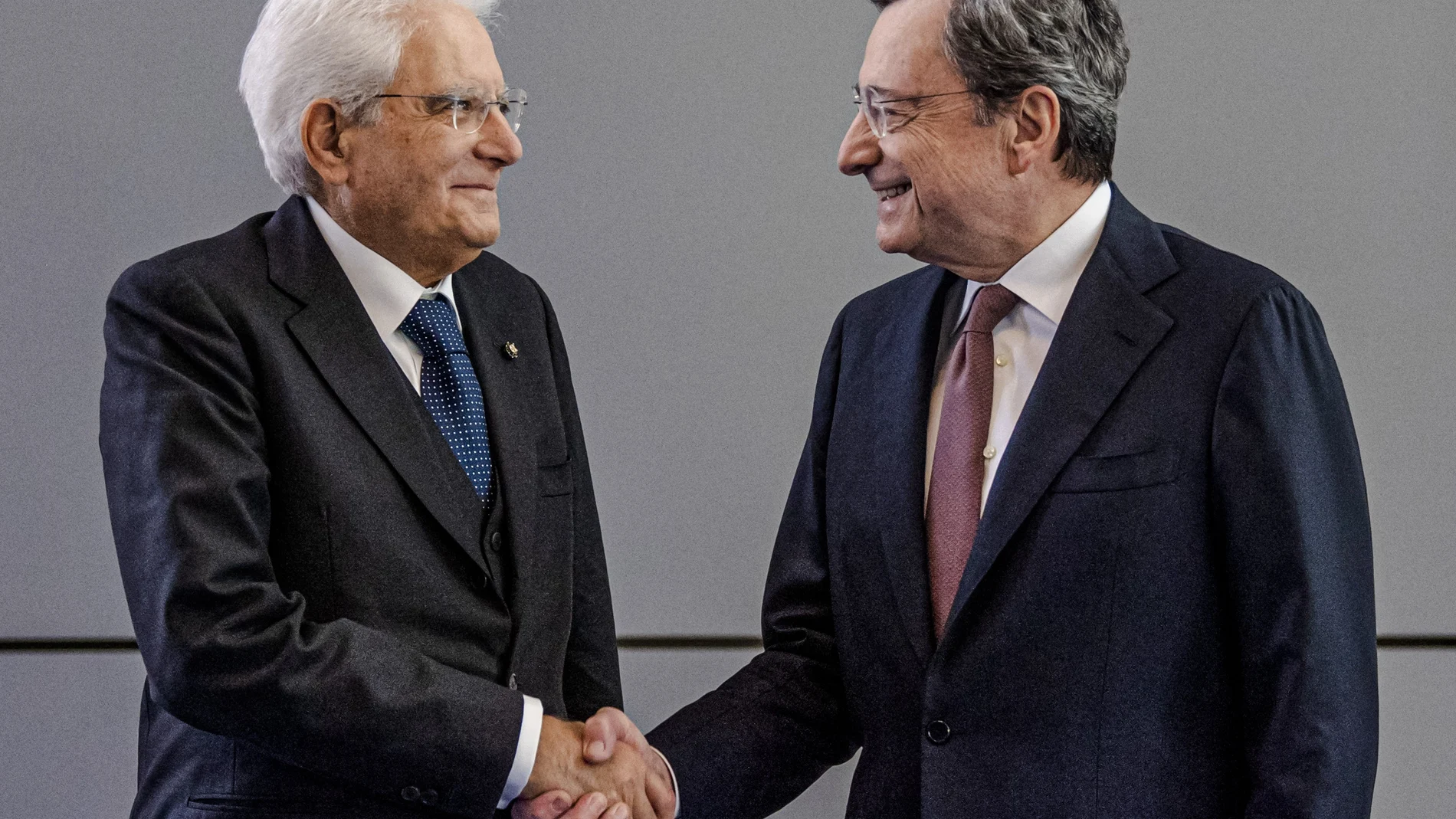 El presidente saliente Sergio Mattarella, y el actual primer ministro italiano, Mario Draghi, en una foto de archivo