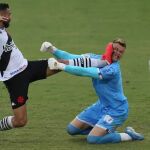 Leandro Castán golpea en la cara al portero Douglas Friedrich durante un Vasco-Bahía.