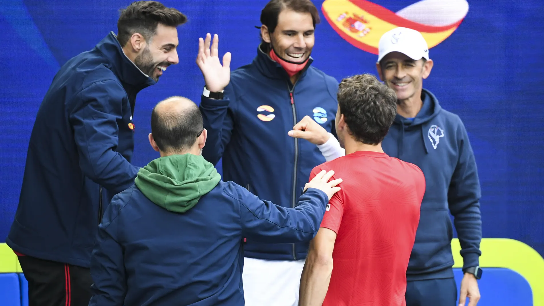 El equipo español celebra el triunfo de Carreño ante Millman, que le dio el primer punto ante Australia en la primera eliminatoria de la ATP Cup