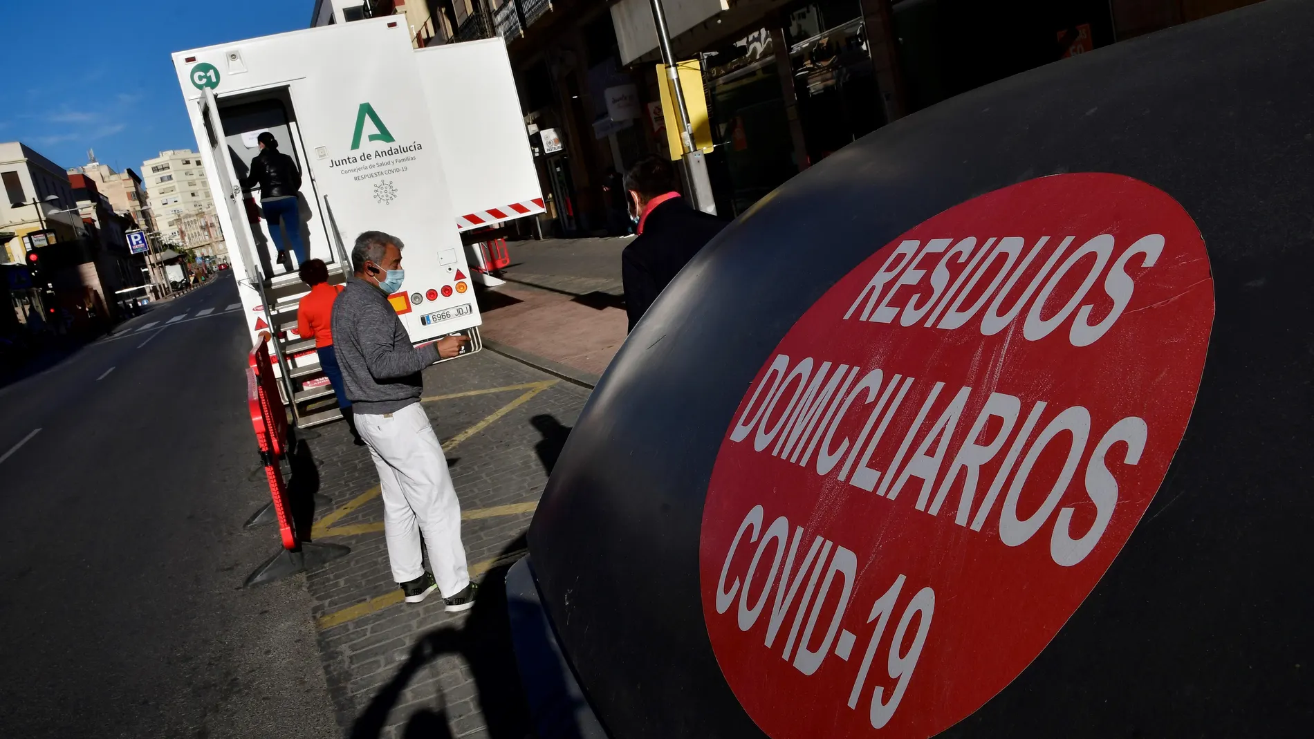 Varias personas esperan su turno para entrar en un camión de la Consejería de Salud donde se les hace el test de Covid-19