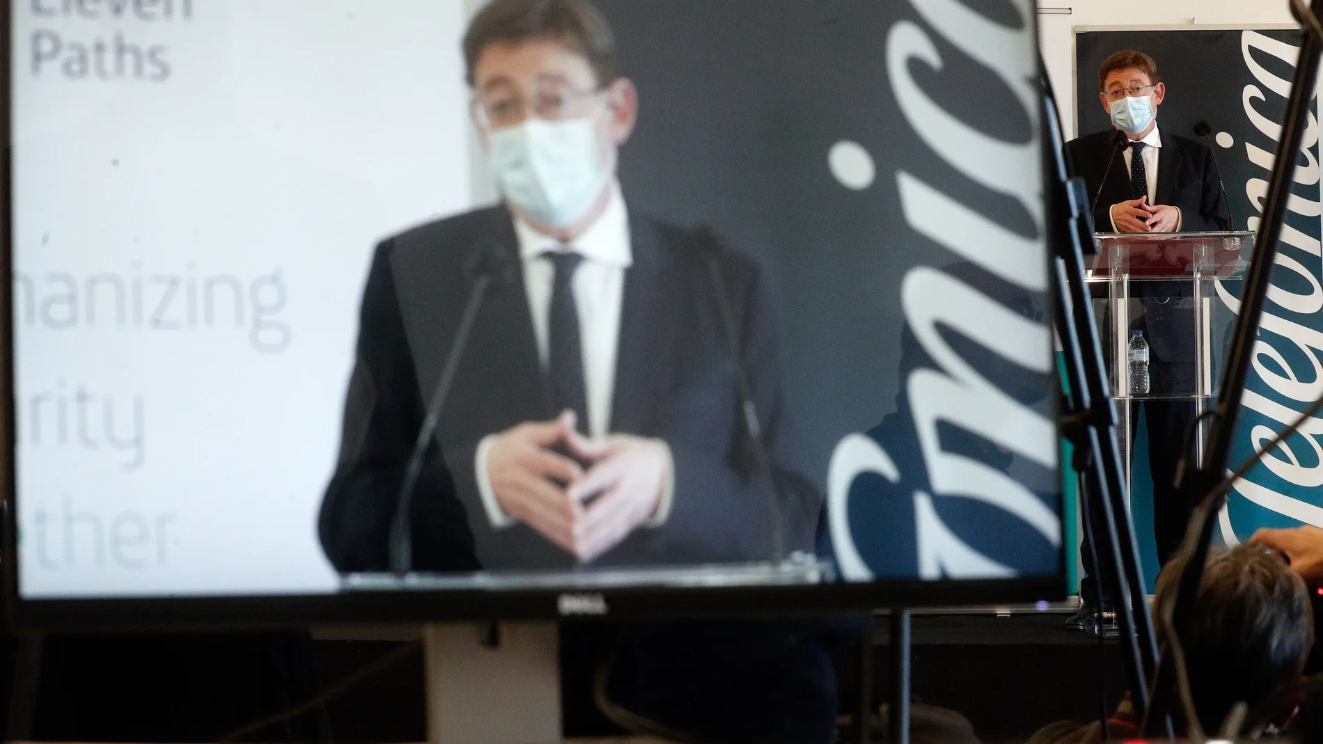 El president de la Generalitat, Ximo Puig durante la visita que ha realizado al centro de Telefónica especializado en ciberseguridad, IoT y Smart City ubicado en la Marina de València