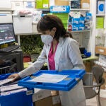 Rosalía Gozalo, titular junto a su hermana de una farmacia en Villa de Vallecas, ya ha recibido el material para realizar los análisis