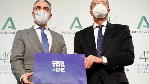 El consejero de la Presidencia, Administración Pública e Interior, Elías Bendodo, junto al consejero de Transformación Económica, Industria, Conocimiento y Universidades, Rogelio Velasco, tras el anuncio de la fusión de entes públicos bajo la marca Andalucía Trade