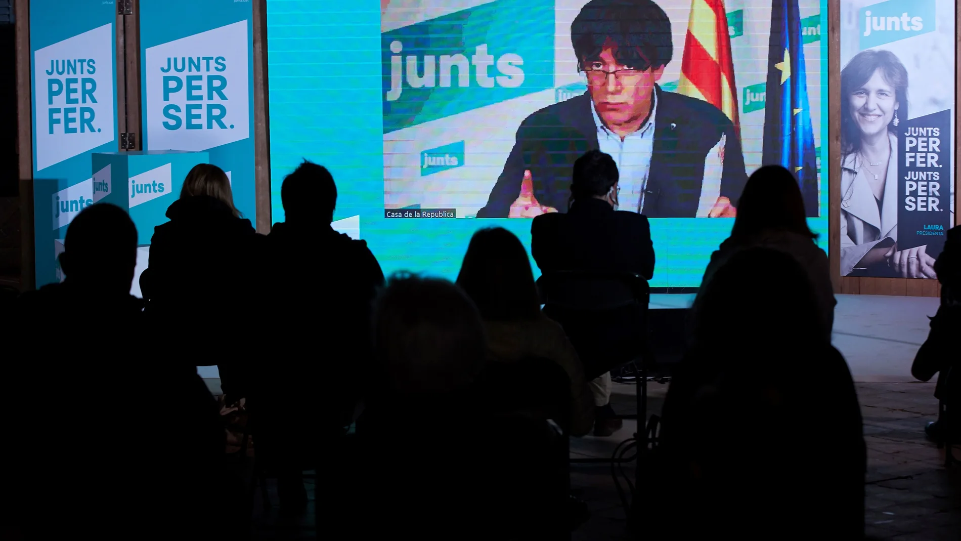 El expresident de la Generalitat Carles Puigdemont interviene por videoconferencia durante el acto electoral de JxCat celebrado esta semana