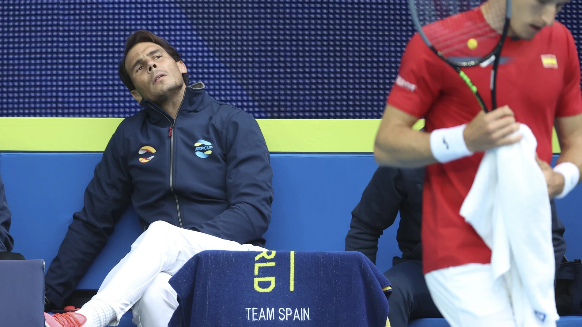 Nadal hace estiramientos en el banquillo del equipo español en la eliminatoria de la ATP Cup contra Australia