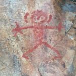 Vista del acto vandálico que ha dañado uno de los tres abrigos que conforman el conjunto de pinturas rupestres del Risco de San Blas, en Alburquerque (Badajoz