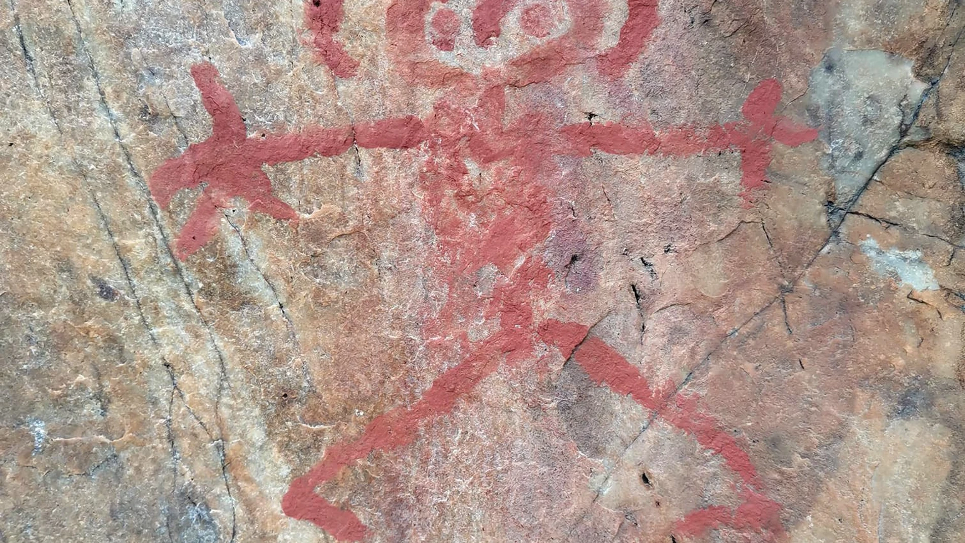 Vista del acto vandálico que ha dañado uno de los tres abrigos que conforman el conjunto de pinturas rupestres del Risco de San Blas, en Alburquerque (Badajoz