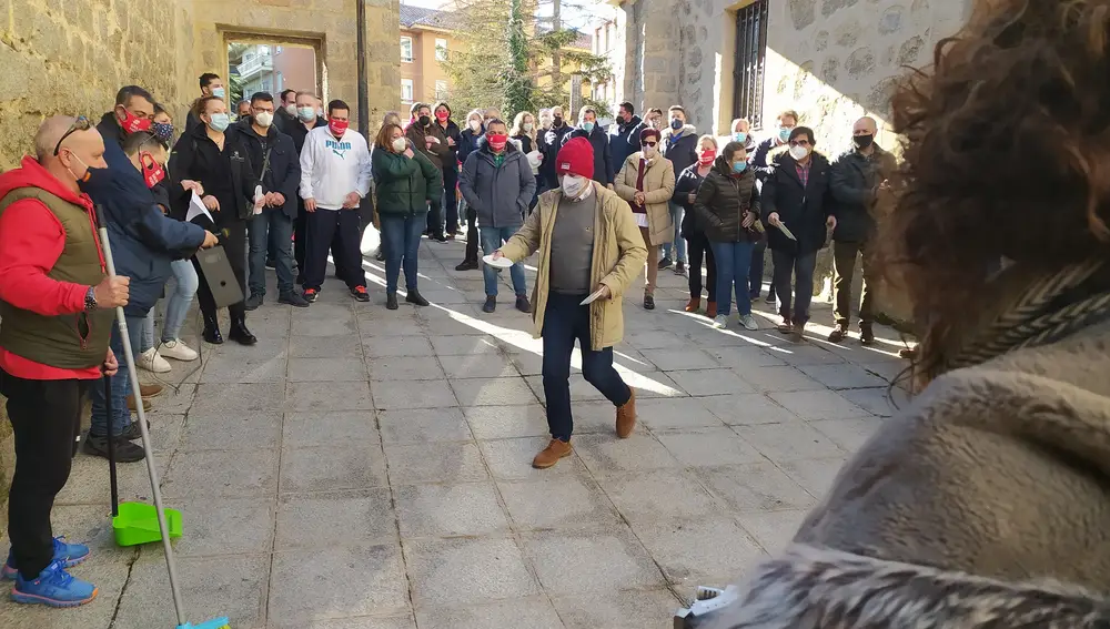 Los hosteleros de Ávila rompen un plato en una protesta ante la Delegación de la Junta.CONFAE02/02/2021