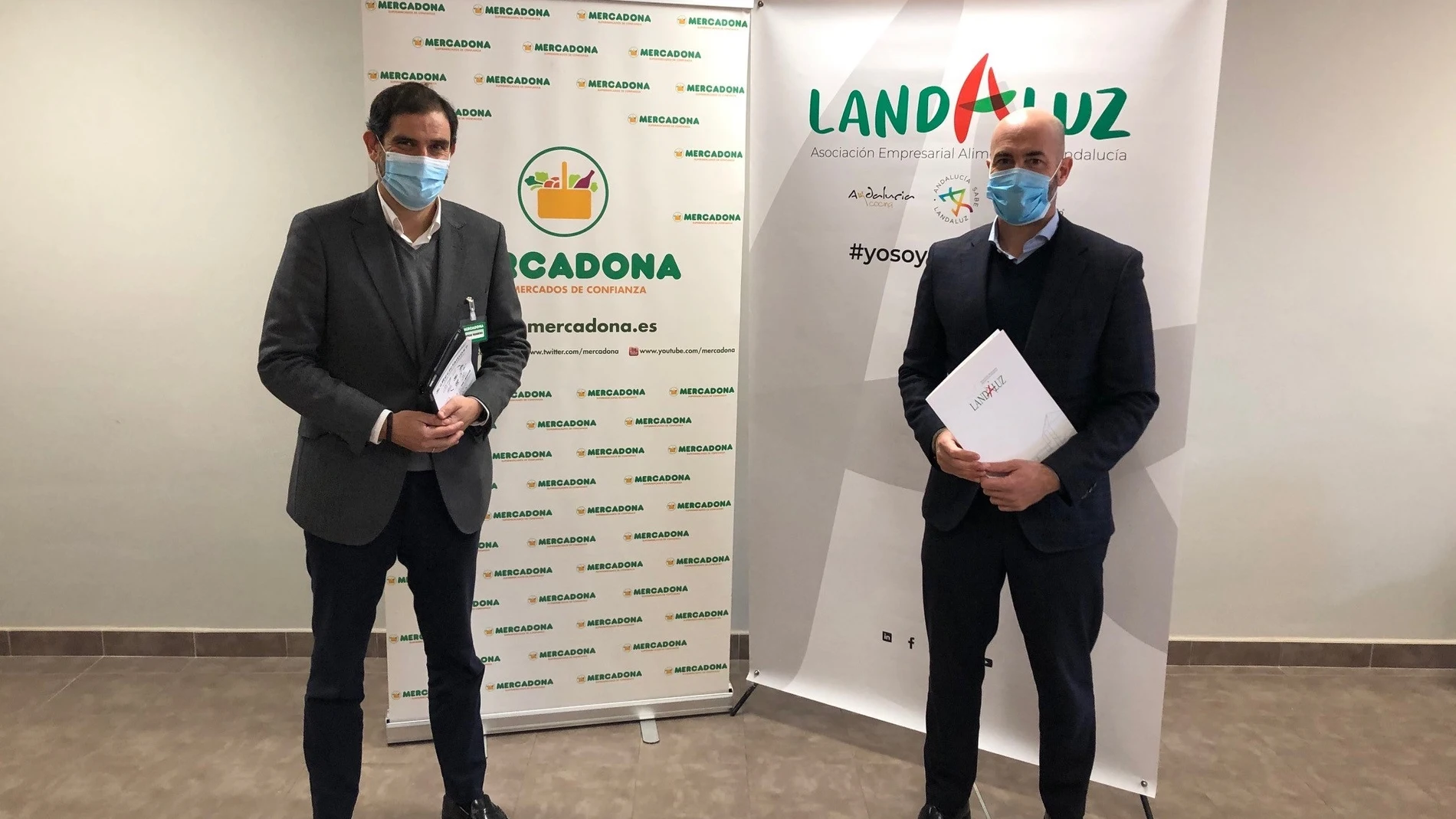 El director de Relaciones Externas de Mercadona en Andalucía, Jorge Romero, y el presidente de Landaluz, Álvaro Guillén