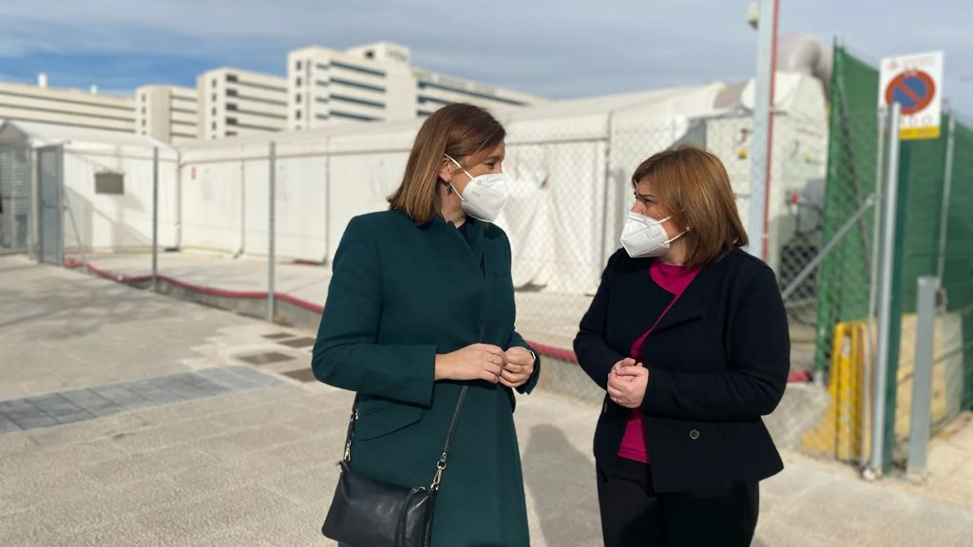 La presidenta del PPCV, Isabel Bonig, ha visitado el hospital de campaña de La Fe, junto a la portavoz del PP en el Ayuntamiento de Valencia, María José Català