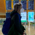 Una mujer camina por la terminal T4 del Aeropuerto Adolfo Suárez Madrid-Barajas