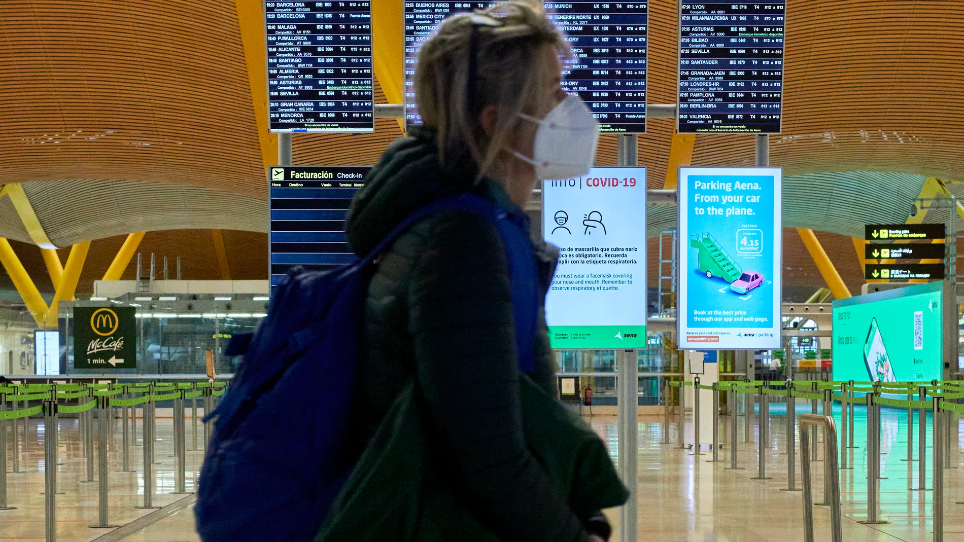 Una mujer camina por la terminal T4 del Aeropuerto Adolfo Suárez Madrid-Barajas