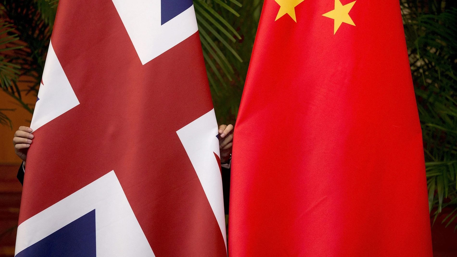 La bandera británica y la bandera china, juntas, en una imagen de archivo