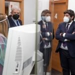 El presidente de la Comunidad de Murcia, Fernando López Miras (d), acompañado por el presidente de la Asociación Española Contra el Cáncer (AECC) en la Región de Murcia, Manuel Molina Boix (2i)