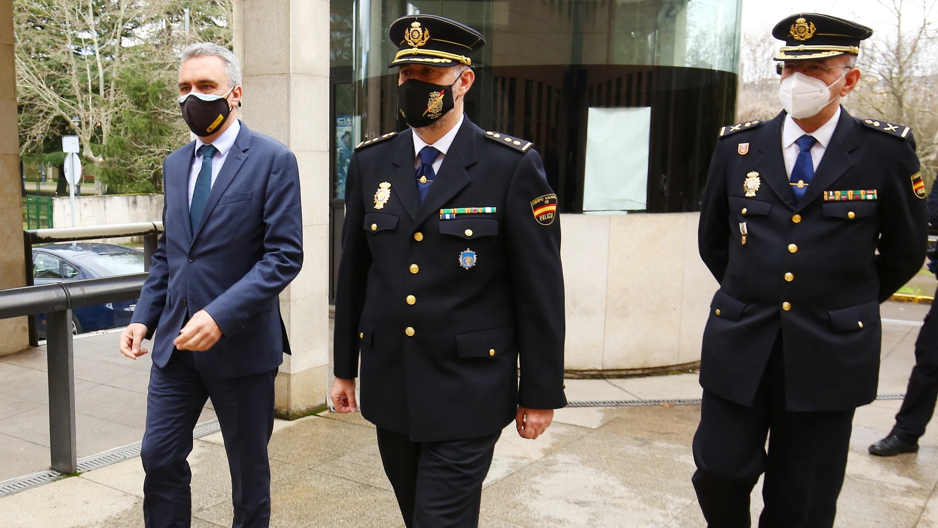 Acto de toma de posesión del comisario jefe de la Comisaría Local de Ponferrada, Claudio Javier Díaz Serrano (C). Junto a él, el delegado del Gobierno en Castilla y León, Javier Izquierdo (I), y el jefe superior de Policía Nacional, Juan José Campesino (D)
