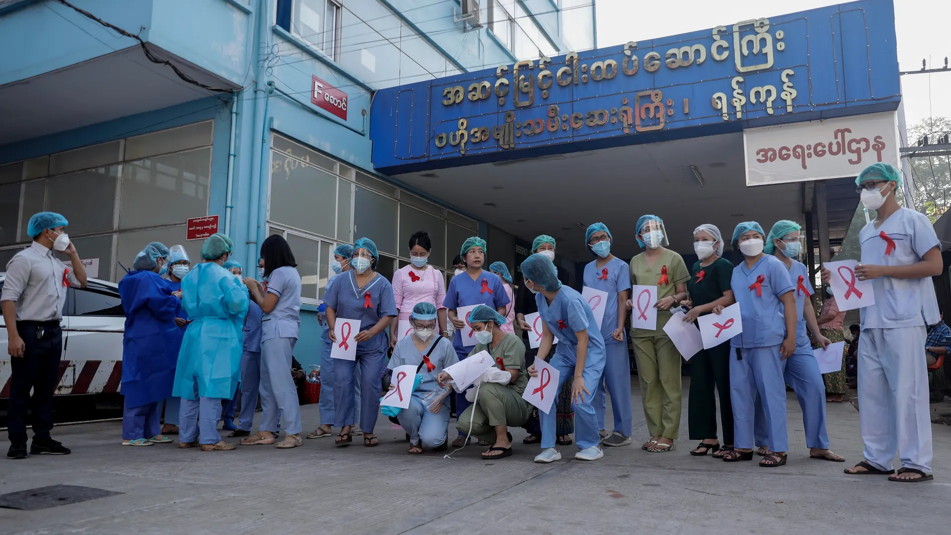 Trabajadores médicos con cintas rojas como símbolo de resistencia contra el golpe militar en el Hospital Central de Mujeres de Yangon, Myanmar