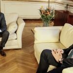 El presidente de la Junta de Andalucía, Juanma Moreno (i), se reunión con el presidente de Renault España, José Vicente de los Mozos, en el Palacio de San Telmo