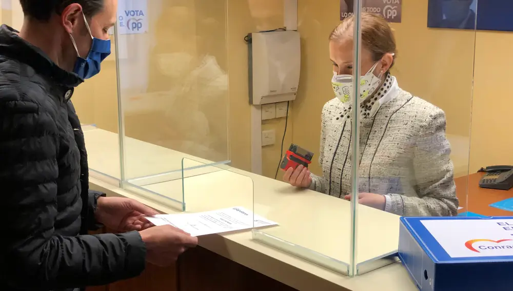 Conrado Íscar entrega los avales para formalizar su candidatura a la Presidencia del PP de Valladolid.EUROPA PRESS03/02/2021