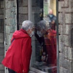 Imagen de archivo de una mujer con mascarilla en el centro de Málaga