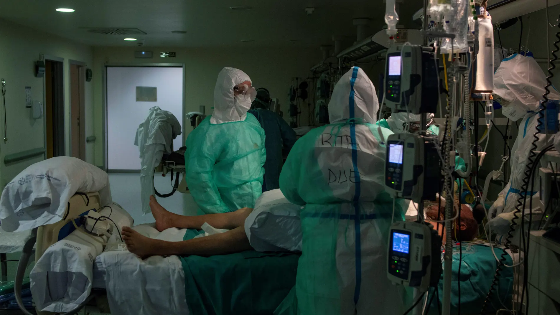 Sanitarios atienden a un paciente con coronavirus en la unidad de vigilancia postquirúrgica (REA) del Complejo Universitario de Orense,