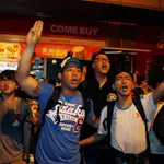 Manifestantes a favor de la democracia corean consignas mientras imitan el saludo con tres dedos de la película &quot;Los Juegos del Hambre&quot;