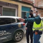Agentes de la Policía Judicial y Científica tras salir de la vivienda en Linares (Jaén) donde se ha encontrado a un hombre de 43 años que ha sido detenido tras aparecer el cadáver de una mujer con signos de violencia junto a un contenedor en una calle cercana