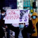 Un hombre sostiene un cartel de protesta durante una movilización para rechazar el feminicidio de una médica el pasado día 2 en San Cristóbal de las Casas (México)
