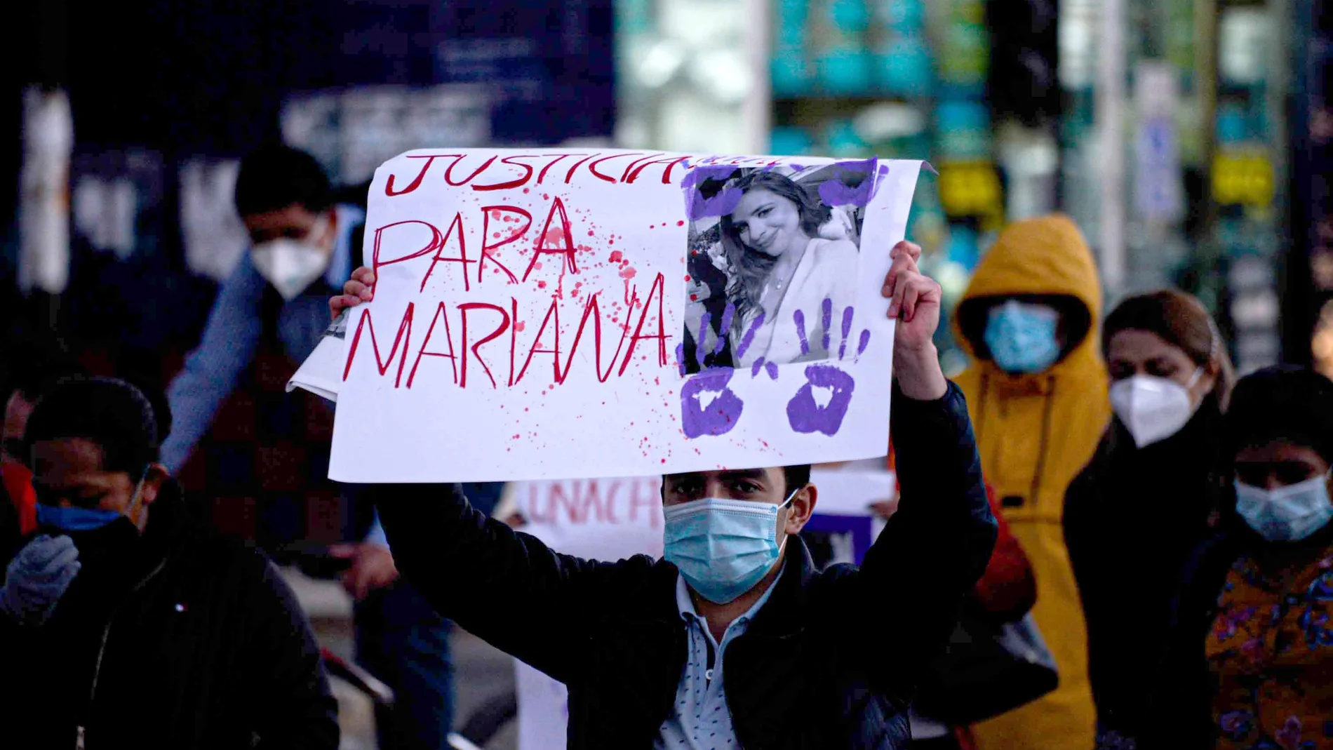 Un hombre sostiene un cartel de protesta durante una movilización para rechazar el feminicidio de una médica el pasado día 2 en San Cristóbal de las Casas (México)