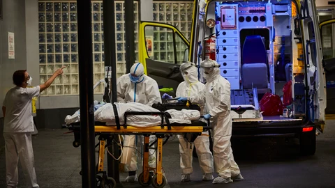 Personal sanitario de Urgencias reciben en una imagen de archivo a un enfermo de Covid-19