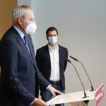 Carlos Díaz, presidente de los hoteleros, atiende a la prensa en presencia del socialista Luis Tudanca