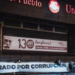 Pancarta en la valla de las puertas del sindicato de UGT de Madrid donde se puede leer "cerrado por corrupción"