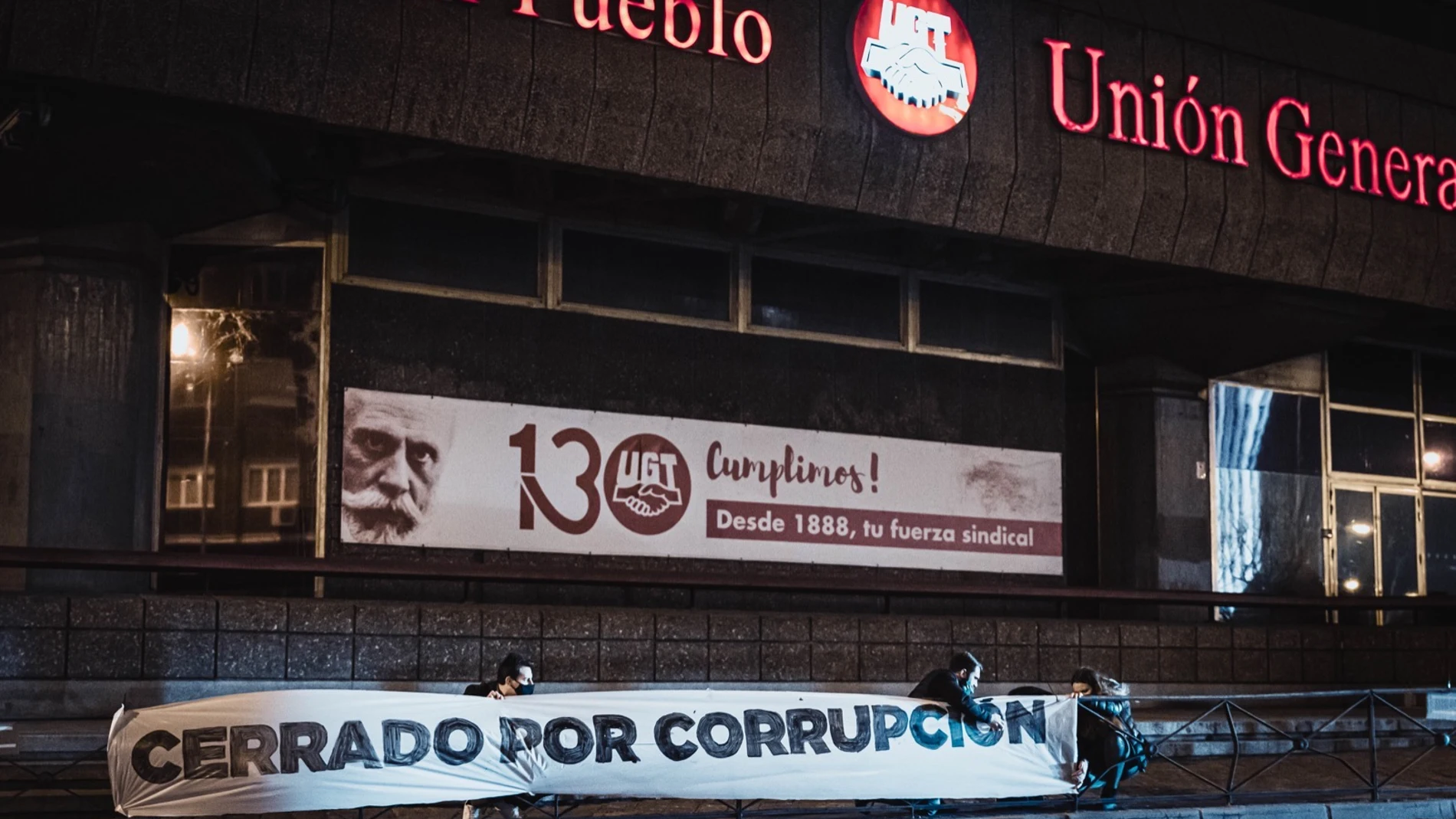 Pancarta en la valla de las puertas del sindicato de UGT de Madrid donde se puede leer "cerrado por corrupción"