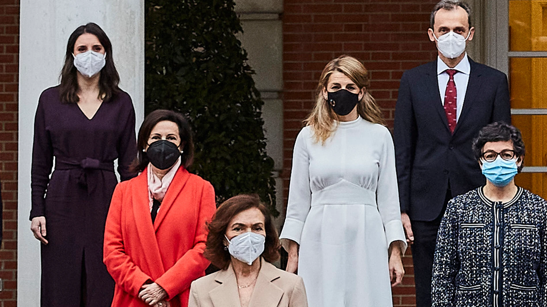 La variedad de las mascarillas elegidas por los miembros del Gobierno es especialmente visible en algunos ángulos de la foto de familia.