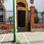 La sede del PSOE de Sevilla en la calle Luis Montoto apareció con pintadas en apoyo al rapero Pablo Hasel