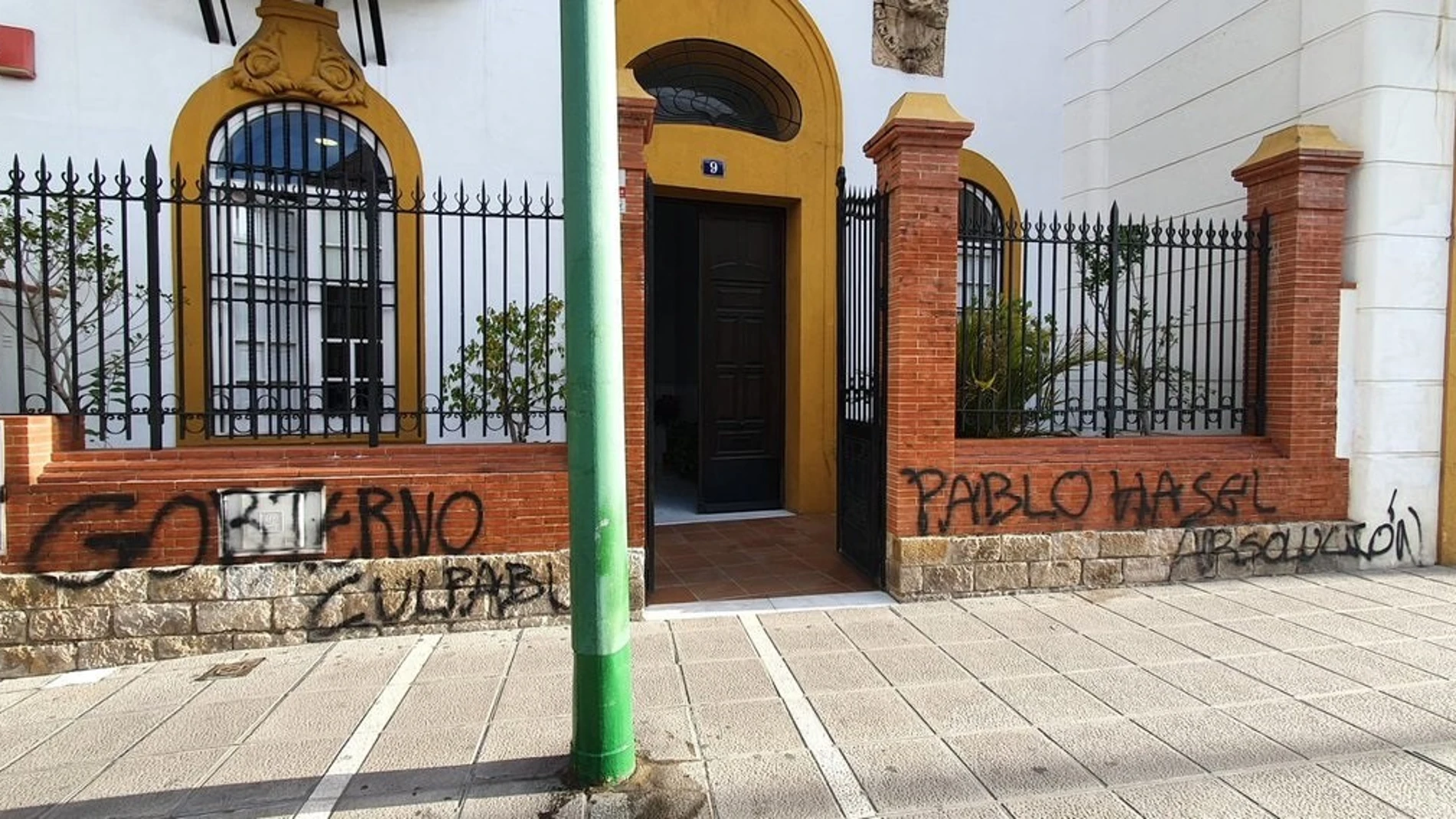 La sede del PSOE de Sevilla en la calle Luis Montoto apareció con pintadas en apoyo al rapero Pablo Hasel