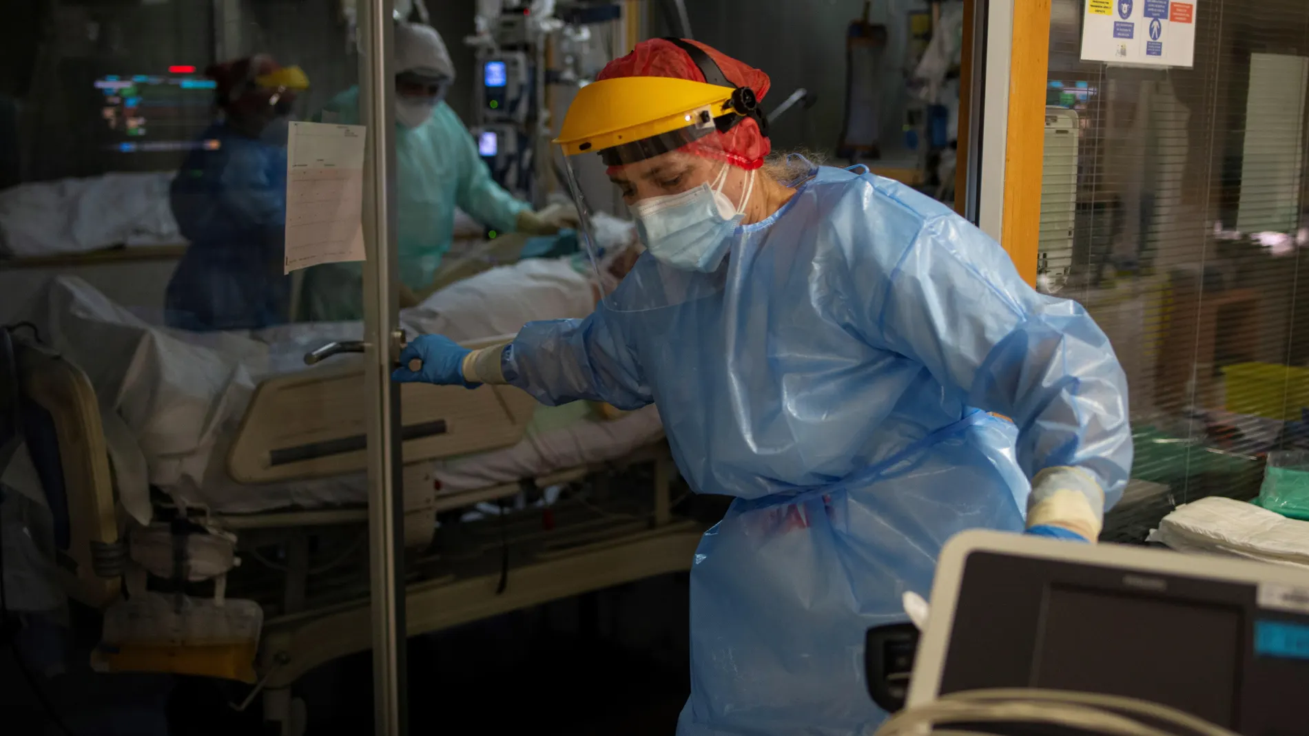 Sanitarios atienden a un paciente con coronavirus en la UCI del Complejo Universitario de Orense, este miércoles